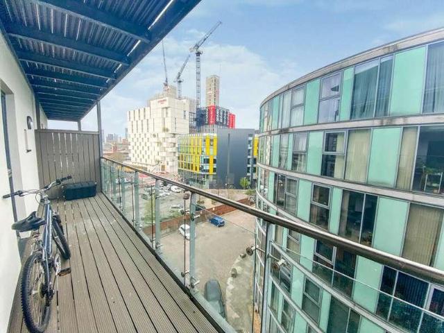 2 bed flat for sale