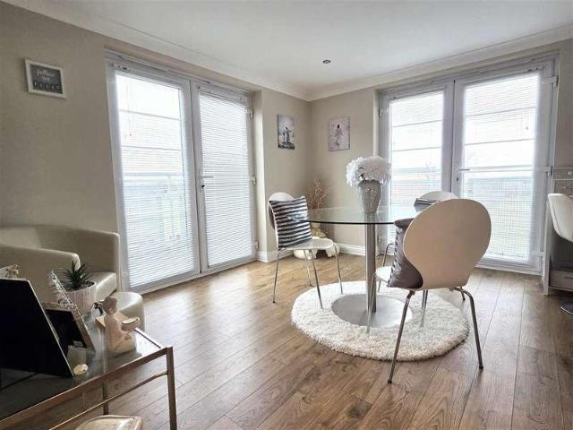 2 bed flat for sale