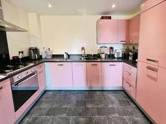 2 bed flat for sale