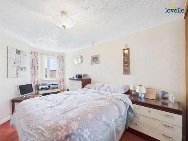 2 bed flat for sale