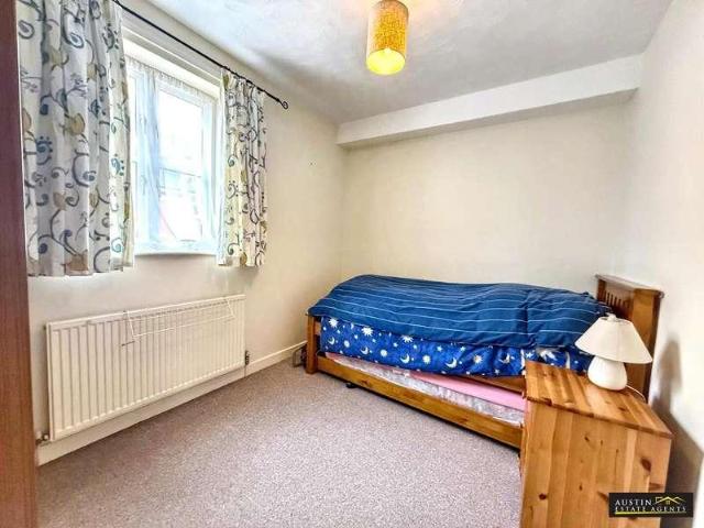 2 bed flat for sale