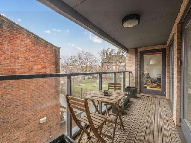 2 bed flat for sale