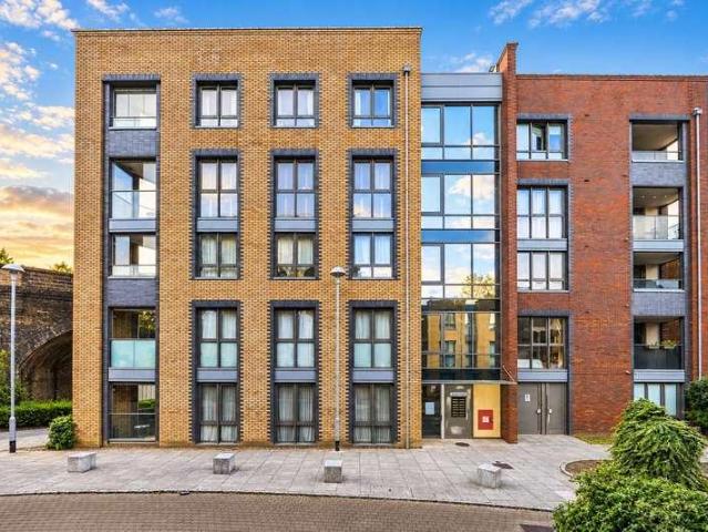 2 bed flat for sale