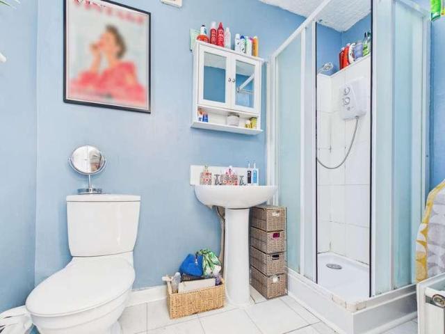 2 bed flat for sale