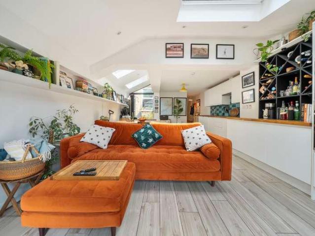 2 bed flat for sale