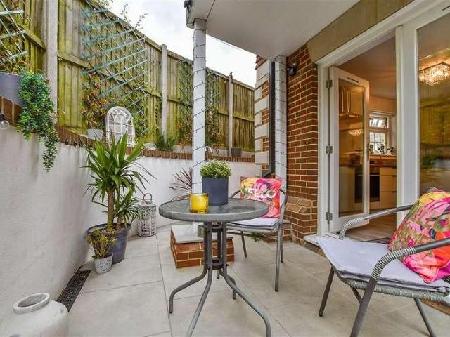 2 bed flat for sale