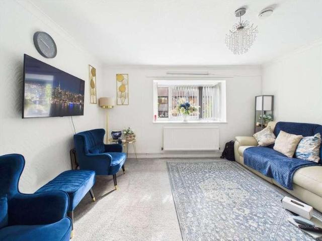 2 bed flat for sale