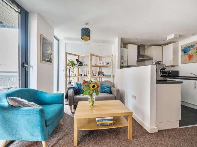2 bed flat for sale