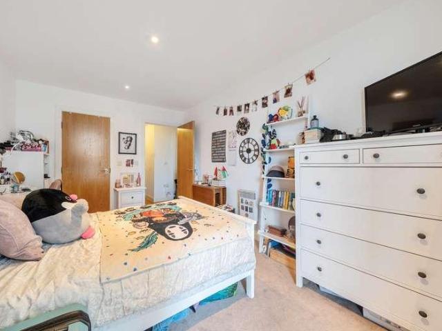 2 bed flat for sale