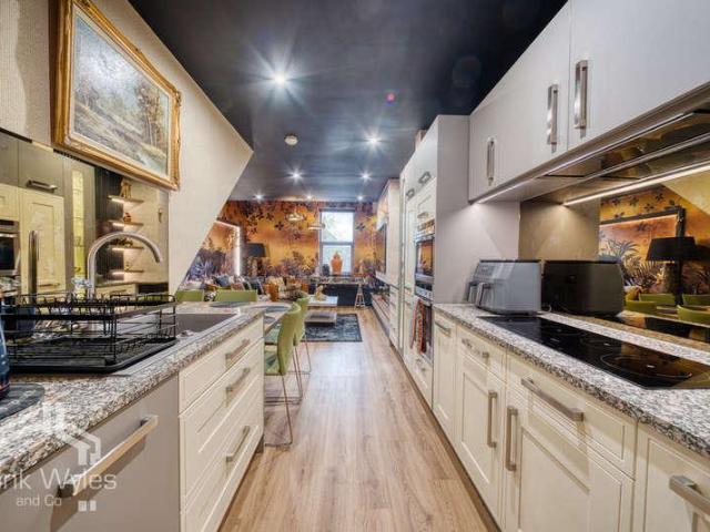 2 bed flat for sale