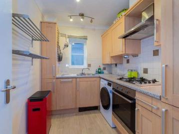 2 bed flat for sale