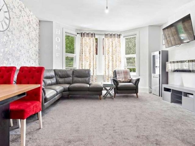 2 bed flat for sale
