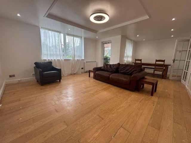 2 bed flat for sale