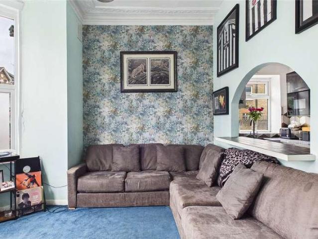 2 bed flat for sale