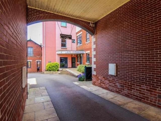 2 bed flat for sale