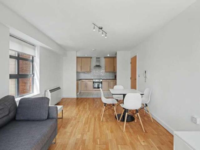 2 bed flat for sale