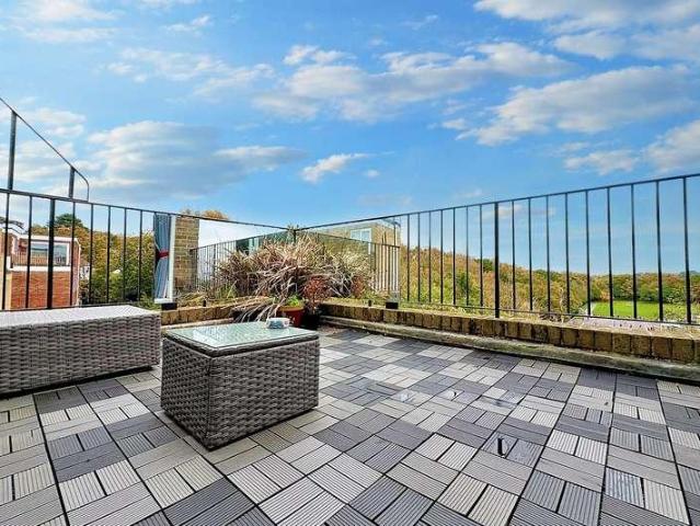 2 bed flat for sale