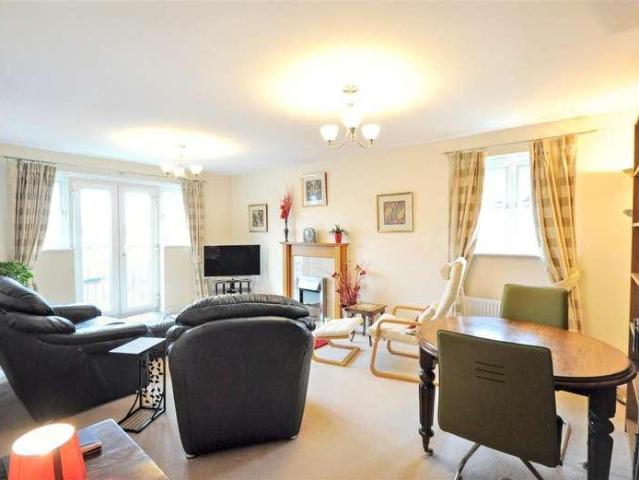 2 bed flat for sale