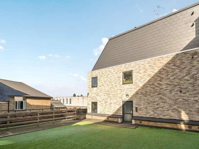 2 bed flat for sale