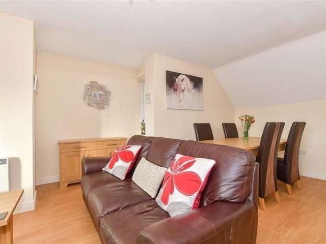 2 bed flat for sale