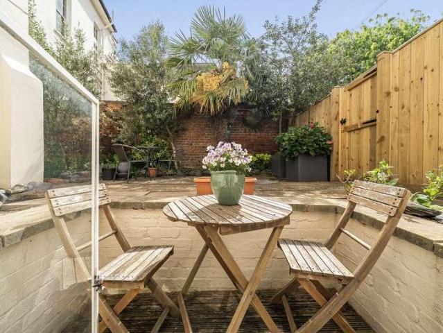 2 bed flat for sale