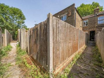 2 bed flat for sale