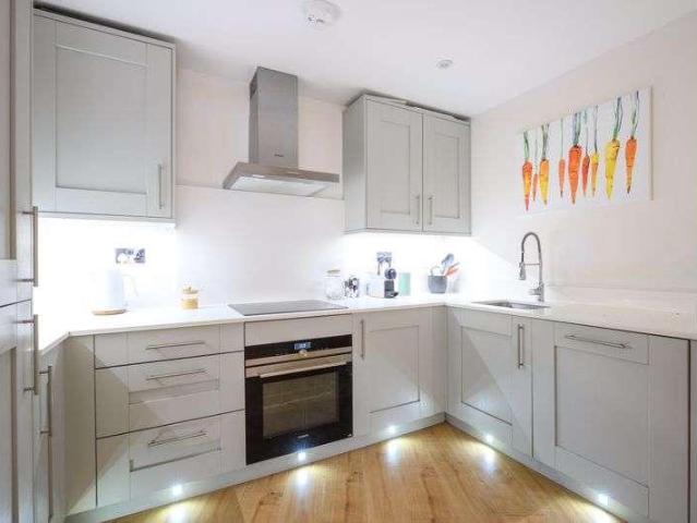 2 bed flat for sale
