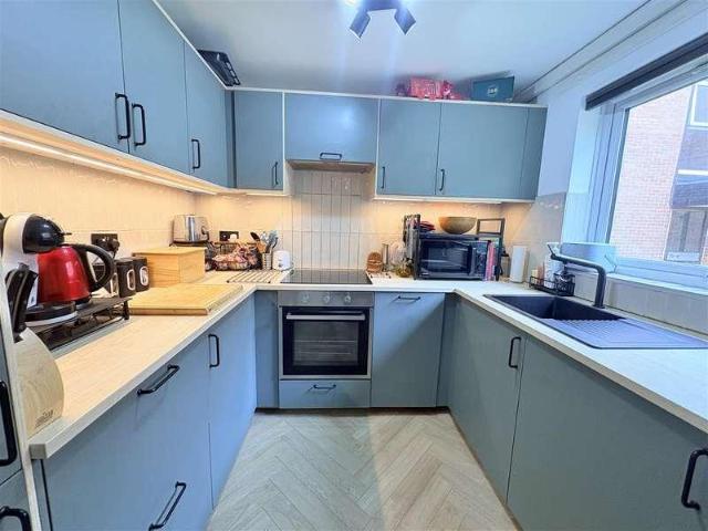 2 bed flat for sale