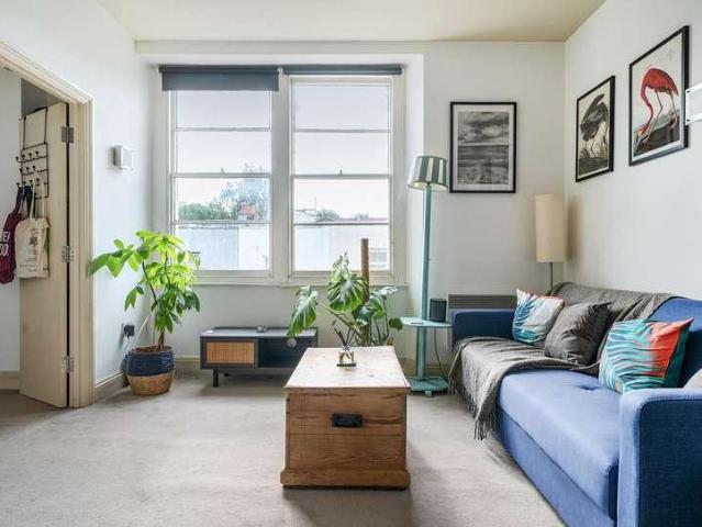 2 bed flat for sale