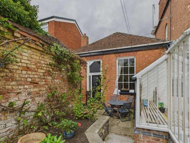 2 bed flat for sale