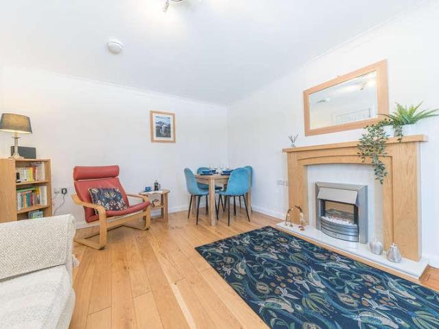 2 bed flat for sale