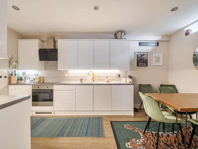 2 bed flat for sale