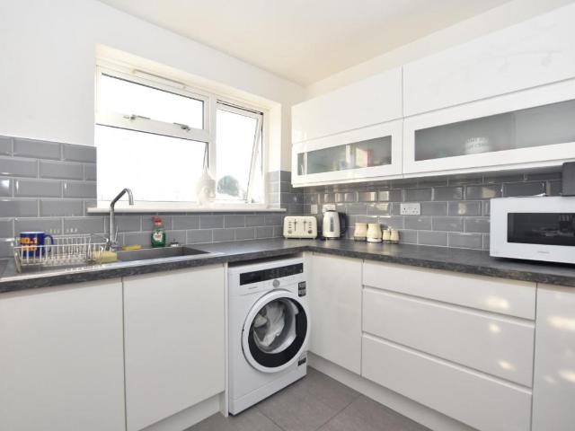 2 bed flat for sale