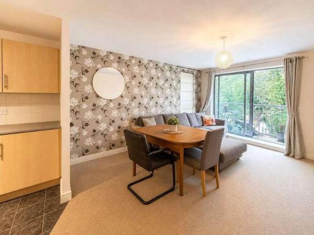 2 bed flat for sale