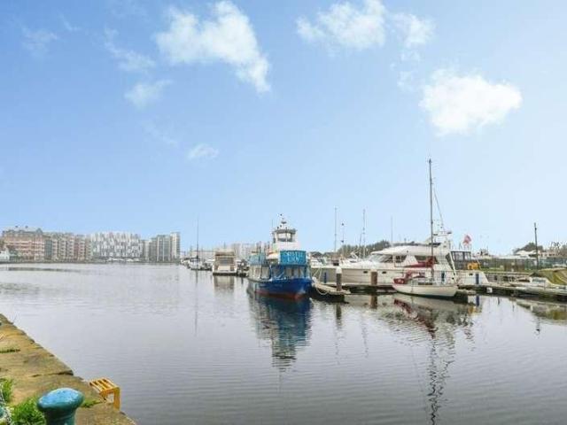 2 bed flat for sale