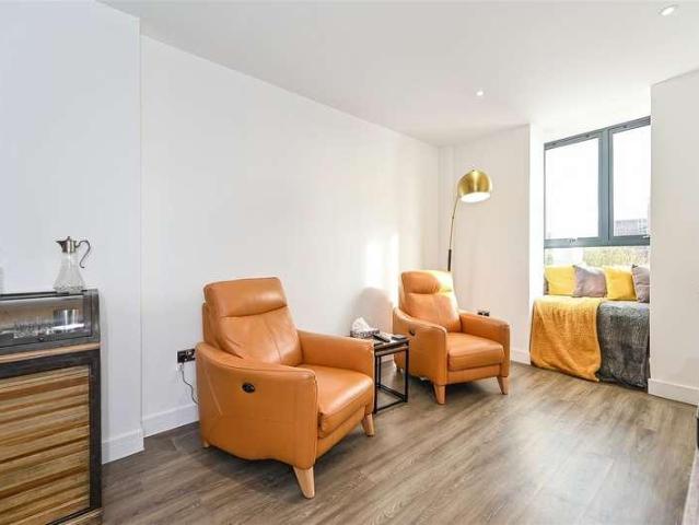 2 bed flat for sale