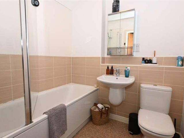 2 bed flat for sale