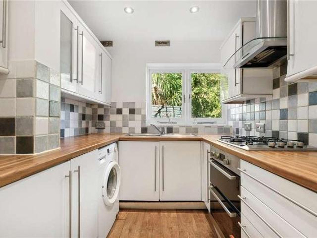 2 bed flat for sale