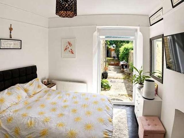 2 bed flat for sale