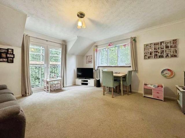 2 bed flat for sale