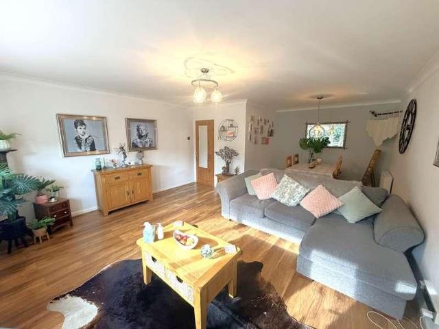 2 bed flat for sale