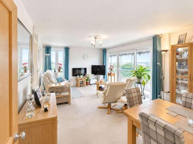 2 bed flat for sale