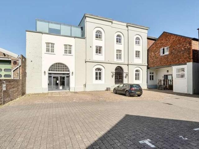 2 bed flat for sale