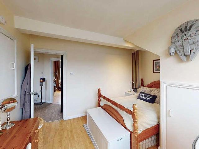 2 bed flat for sale