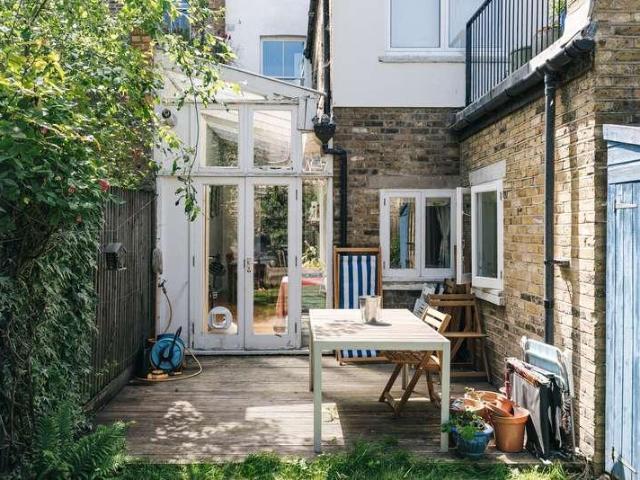 2 bed flat for sale