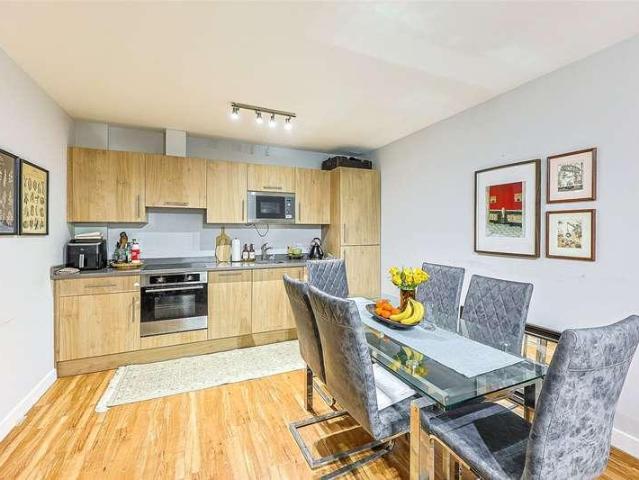 2 bed flat for sale