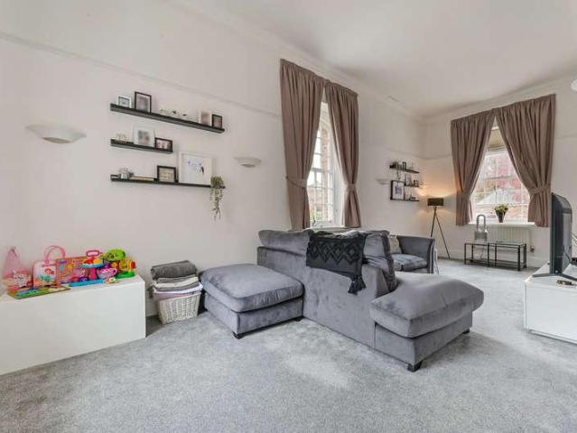 2 bed flat for sale