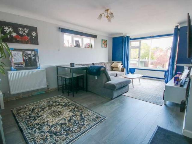 2 bed flat for sale
