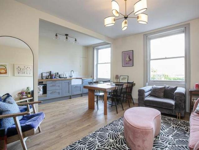 2 bed flat for sale