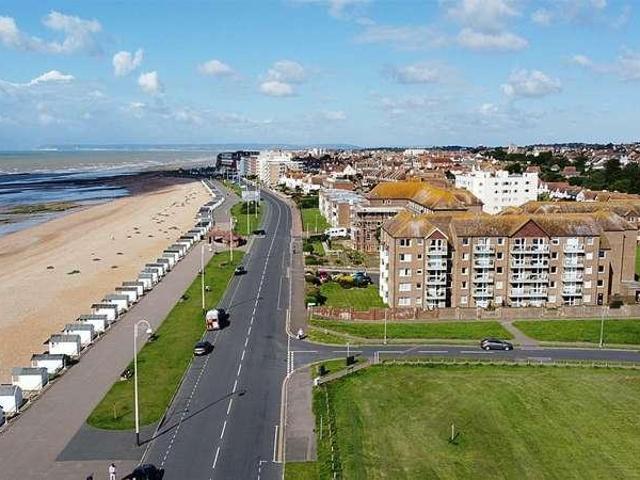 2 bed flat for sale